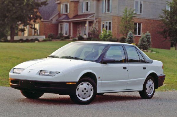 Не е твърде пресилено да се твърди, че Saturn S-Series е Chevrolet Corvair от 90-те години. Говорим за позициониране на пазара.

General Motors пуска Saturn през 1985 г. като начин да отблъсне японците. Точно като разнообразната линия Corvair, която е корпоративният отговор на Volkswagen Beetle. Представена през 1990 година, S-серията е абсолютно иновативна от самия старт. Включва устойчивипластмасови панели на тялото.

Със S-серията General Motors доказва, че може да преоткрие американската кола. Продава се сравнително добре през 90-те години на миналия век и бъдещето на Saturn изглежда обещаващо, докато поредица от объркващи модели  не развалят имиджа му в началото на века.